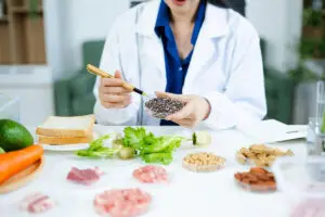 Alimentos que podem estar associados a intolerâncias alimentares, incluindo leite, ovos, frutos secos e cereais.