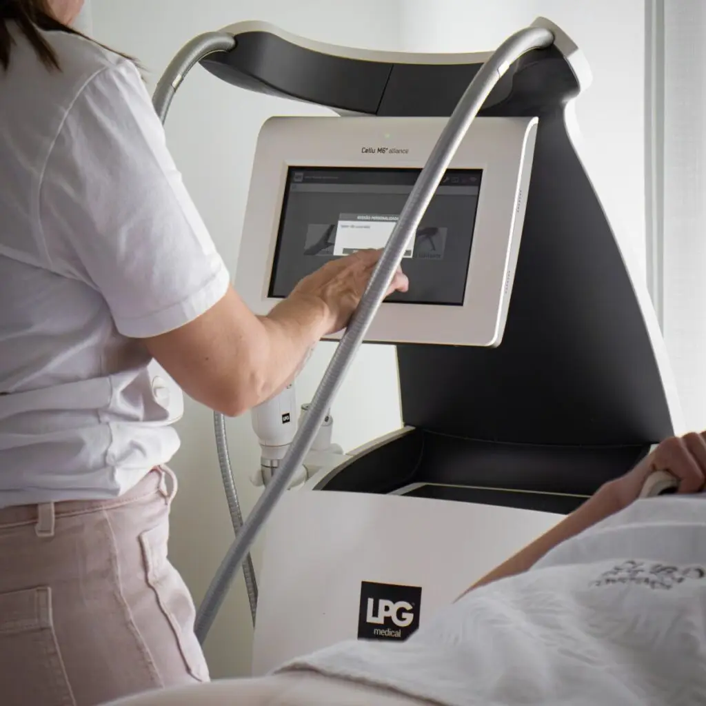Tratamento de endermologia com equipamento LPG Cellu M6 Alliance