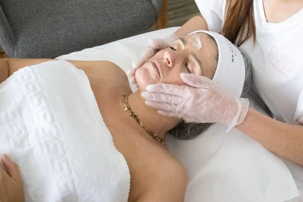 Tratamento facial personalizado realizado por profissional da Clibioestetica Constanca